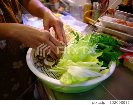 キッチン 料理 野菜 切る 女性 手元のタグ キッチン 料理 野菜 切る 女性 手元のタグ 132098055