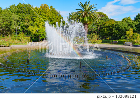 神戸市の須磨離宮公園にある噴水に出た虹 132098121