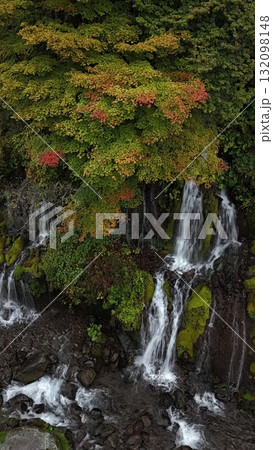 紅葉が始まる清里・吐竜の滝 秋色に染まる渓谷の美しい風景 紅葉が始まる清里・吐竜の滝 秋色に染まる渓谷の美しい風景 132098148