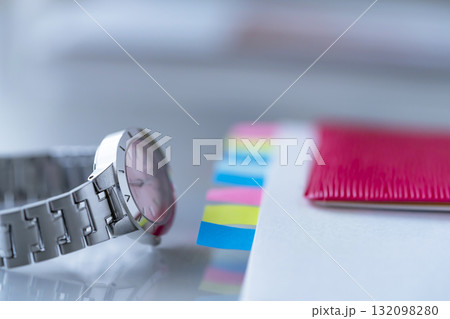 テーブルに置かれた書類と手帳と腕時計 132098280