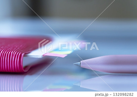 テーブルに置かれた書類と手帳 132098282