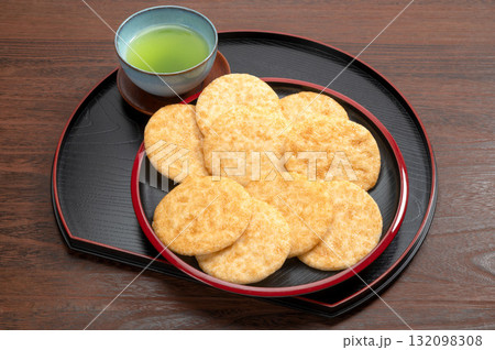 黒背景に醤油煎餅と緑茶 132098308
