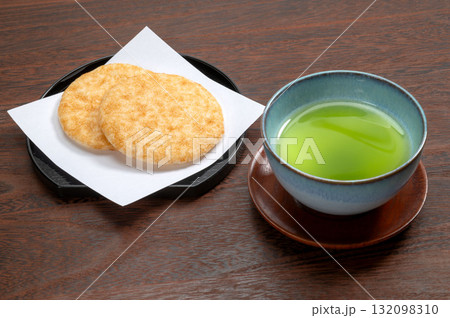 黒背景に醤油煎餅と緑茶 黒背景に醤油煎餅と緑茶 132098310