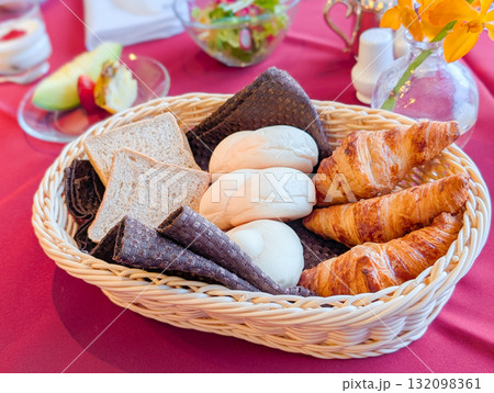 ホテルのパン 朝食 クロワッサン ブレッド ホテルのパン 朝食 クロワッサン ブレッド 132098361