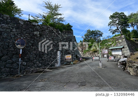 松坂城(三重県)の石垣と表門跡 松坂城(三重県)の石垣と表門跡 132098446