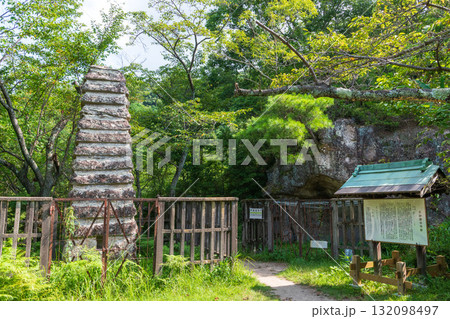 二上山にある鹿谷寺跡の風景 二上山にある鹿谷寺跡の風景 132098497