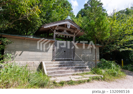 二上山雄岳にある遥拝所 132098516