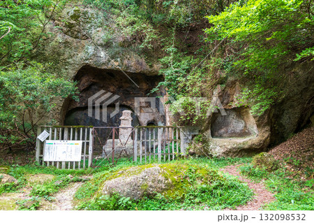 二上山の石窟寺院「岩屋」の風景 132098532