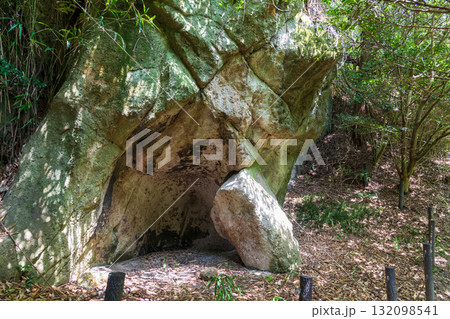 二上山、岩屋峠西方石切場の風景 132098541