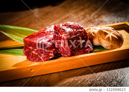 木のトレーに並ぶ生肉としいたけ 焼肉の食材 132098623