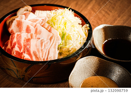 しゃぶしゃぶ用の食材セット 豚肉と野菜とつけだれ 132098759