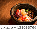 石焼ビビンバ 卵黄と野菜をのせた韓国の定番料理 132098760