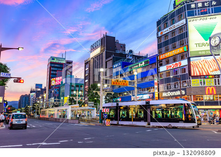 北海道 札幌市 夕暮れのすすきの交差点 北海道 札幌市 夕暮れのすすきの交差点 132098809