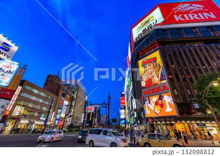 北海道 札幌市 夕暮れのすすきの交差点 北海道 札幌市 夕暮れのすすきの交差点 132098812