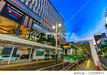 北海道 札幌市 夕暮れのすすきの交差点 北海道 札幌市 夕暮れのすすきの交差点 132098813