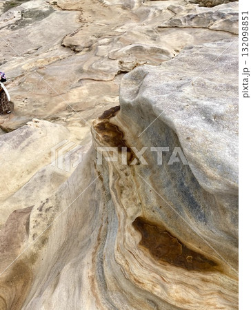 和歌山の三段壁の地層が見える地面 132098851