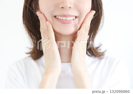 女性の顔　スキンケア 132098860
