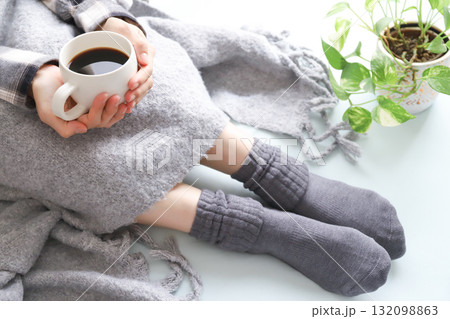 コーヒーを飲む女性　冷え性イメージ 132098863