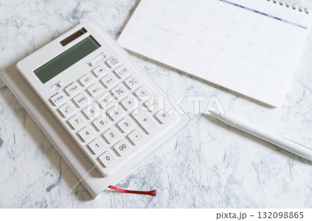 計算機と手帳　家計イメージ 132098865
