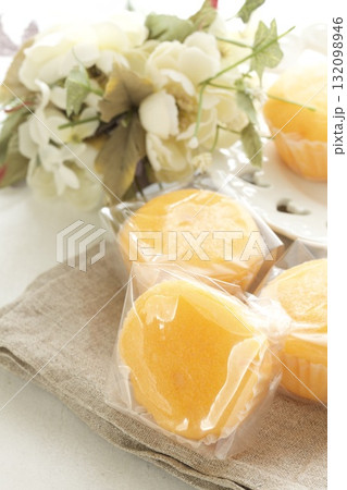 蒸しカップケーキ 132098946