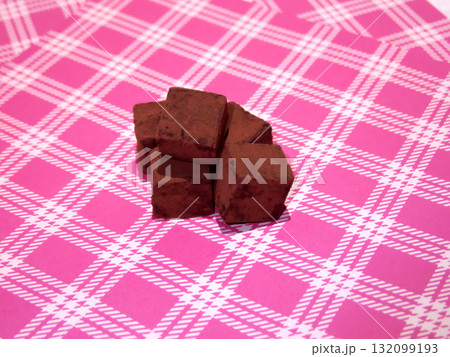 チェック柄の背景にチョコレート チェック柄の背景にチョコレート 132099193