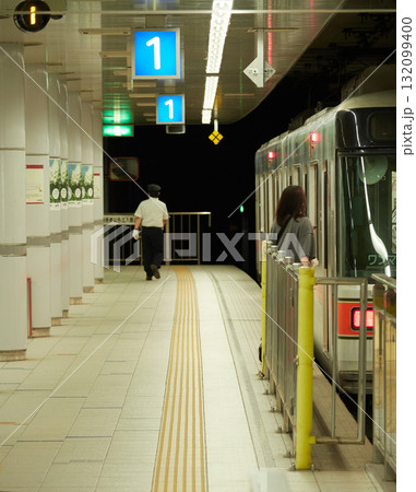 金沢駅の北鉄金沢の駅のホームの風景 金沢駅の北鉄金沢の駅のホームの風景 132099400
