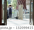 夏の朝の金沢駅東口を出る通勤中の女性会社員の姿 132099415