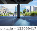 夏の朝の金沢駅西広場を渡る通勤中の会社員の姿 132099417