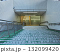 都市の地下街の入り口の階段の様子 132099420