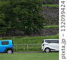 夏の公園の敷地に駐車している白色と青色の車の様子 132099424