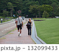 夏の観光地金沢城の通りで歩くカップルの外国人観光客 132099433