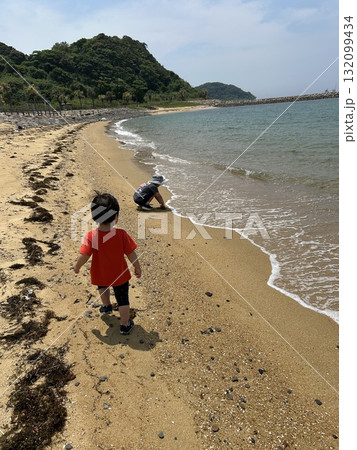 砂浜で遊ぶ男の子 132099434