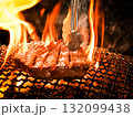 炭火の炎で焼かれるステーキ肉 132099438