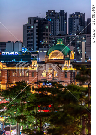 Night view of Seoul station, high speed main railway station in Seoul, South Korea 132099687