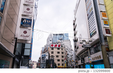 渋谷駅前の路地　スペイン坂近く　ショッピング　観光地　東京都渋谷区 132099800