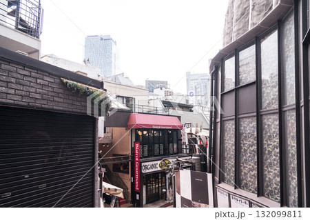 渋谷駅前の路地 渋谷PARCO前からスペイン坂を降りる ショッピング 観光地 東京都渋谷区 渋谷駅前の路地 渋谷PARCO前からスペイン坂を降りる ショッピング 観光地 東京都渋谷区 132099811