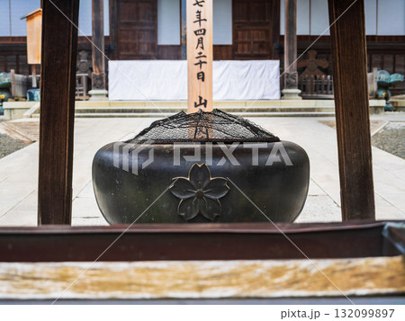 東京　深大寺　常香炉越しに見る本堂 132099897
