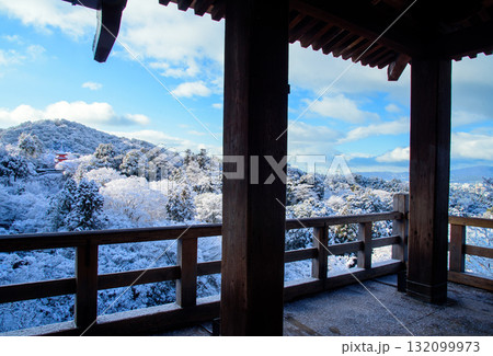 雪化粧した清水寺　子安の塔 132099973