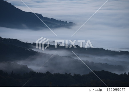 岡山県の秋の朝の蒜山高原と雲海 岡山県の秋の朝の蒜山高原と雲海 132099975