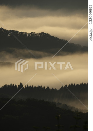 岡山県の秋の朝の蒜山高原と雲海 132099993