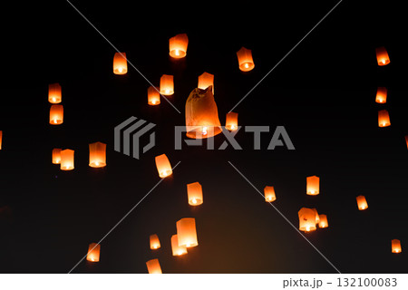 release sky lanterns (hot air balloon)Floating sky Lantern in northern Thai traditional new year , Yi Peng Festival and Loy Krathong festival 132100083