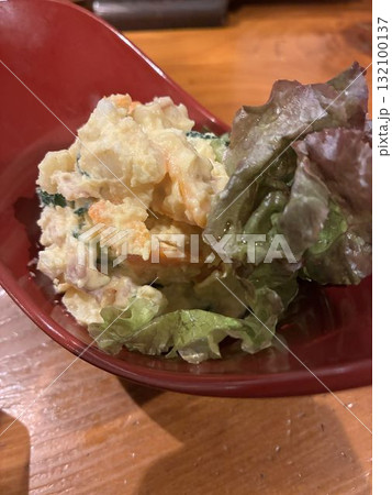 居酒屋で食べる「ポテトサラダ」 132100137