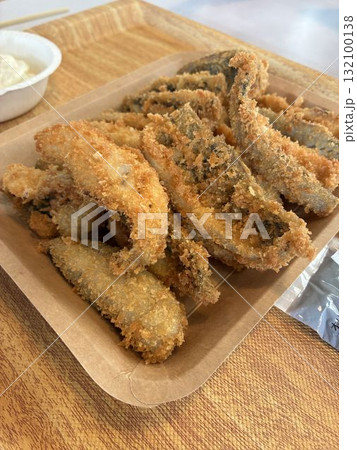 釣りたてのアジを調理したアジフライ 132100138