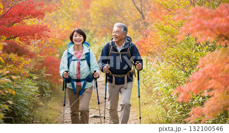秋の山歩きをするシニア夫婦 132100546