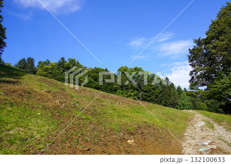 夏は阿寒湖畔展望台へと続く阿寒湖畔スキー場のゲレンデ 132100633