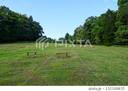 夏は阿寒湖畔展望台へと続く阿寒湖畔スキー場のゲレンデ 132100635