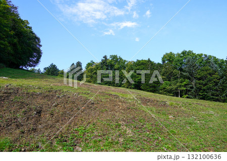夏は阿寒湖畔展望台へと続く阿寒湖畔スキー場のゲレンデ 132100636