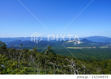 摩周湖第三展望台から見る硫黄山と屈斜路湖 132100878