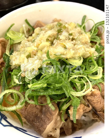 牛丼チェーン店で食べる「ネギねぎ牛めし」 132101147