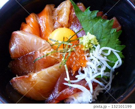 具だくさんの海鮮丼 具だくさんの海鮮丼 132101199